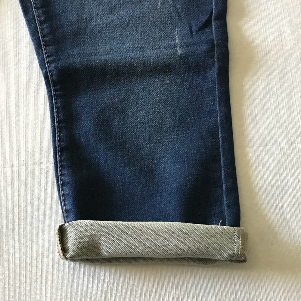 Seven7 Cropped Slightly Distressed Jeans - Picture 6 of 8